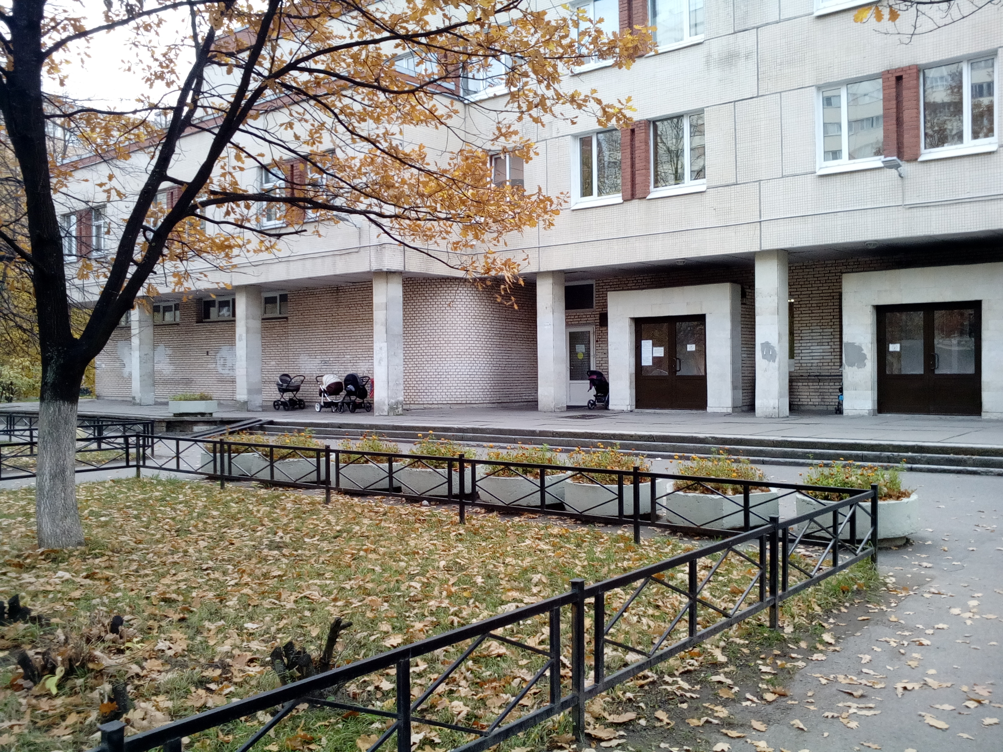 Поликлиника 53 осенью